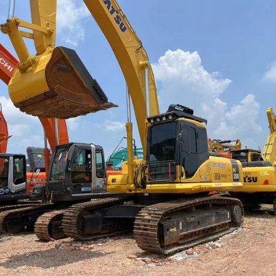 Komatsu PC200-7 excavator