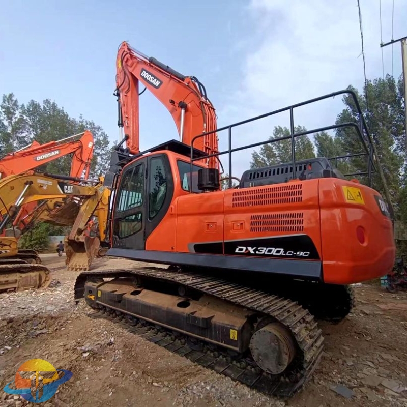 DOOSAN DX300 excavator