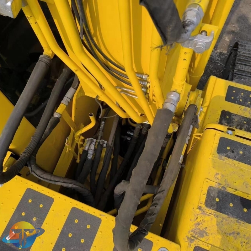 Komatsu PC210LC