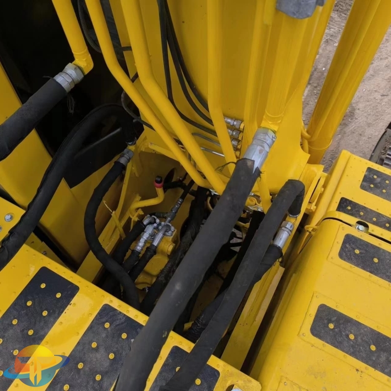 Komatsu PC210--8N1