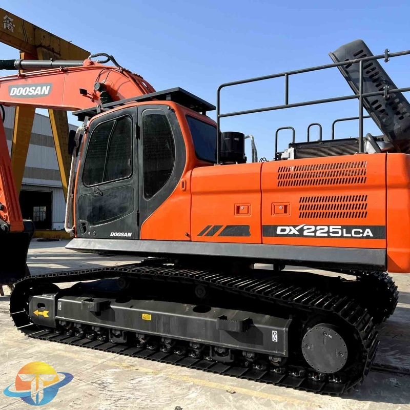 Doosan DX225LC Excavator