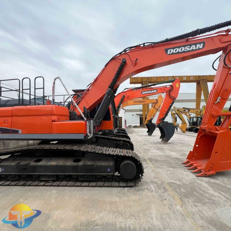 Doosan DX225LC-9C Excavator